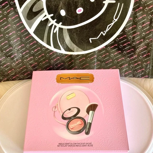 💄HP!💄LAST ONE! MAC Indulgent Glow Face Kit - Picture 11 of 14